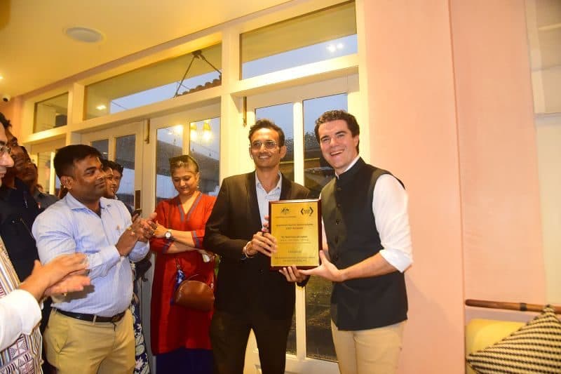 Zewa receiving the Australian Alumni Grant Scheme award